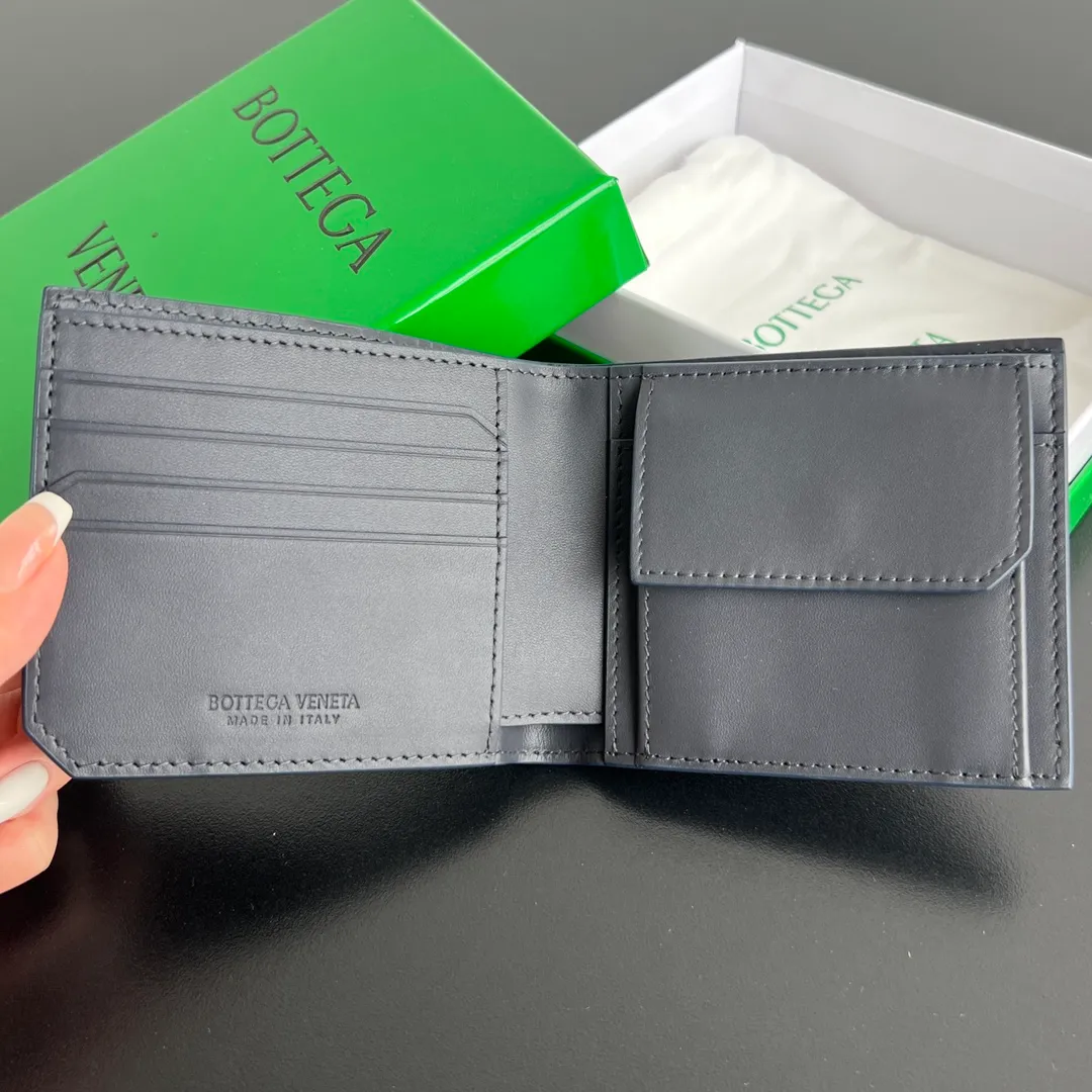 #Bv New Bi-fold Short Clip with Coin Pouch 805654👏 Finally a men’s wallet with a coin pouch! You can easily find change🤏 Made of original cowhide, it is soft and delicate and will make people want to touch it all the time. It is equipped with 4 card slots, 2 banknote compartments, 2 extra pockets, and 1 coin purse. It is very tasteful and low-key. It is very good in terms of texture and practicality. Highly recommended👍👍 Size: 11x9.5 p600